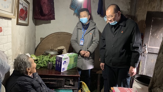 集團(tuán)公司慰問“雙包雙?！鄙鐓^(qū)困難群眾