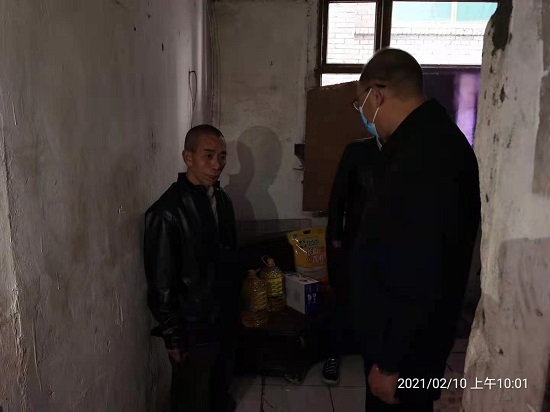 集團(tuán)公司慰問“雙包雙?！鄙鐓^(qū)困難群眾